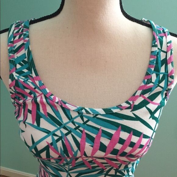 Colorful Palm Leaf Tank - Picture 2 of 4